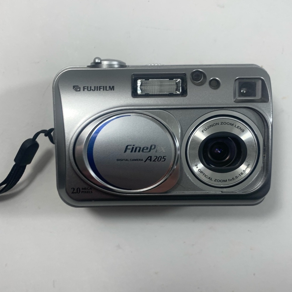Fujifilm FinePix A Series A205 2.0MP Digital Camera - Silver W/case TESTED!